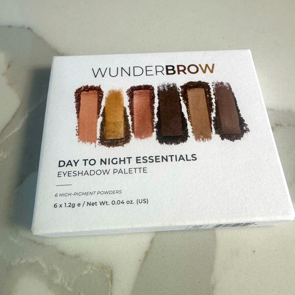 Brand new sealed box. Eyeshadow palette 6 shades for Smokey eyes